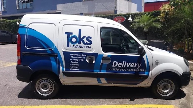 Veículo de delivery da Toks Lavanderia, com a marca e os telefones adesivados na lateral